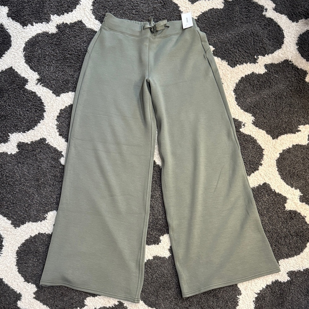 SPANX Clover ☘️ NWT🍀 Air essentials wide leg pants